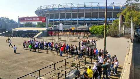 Estadio Azteca presentó largas filas por boletos para la Vuelta del América vs Morelia