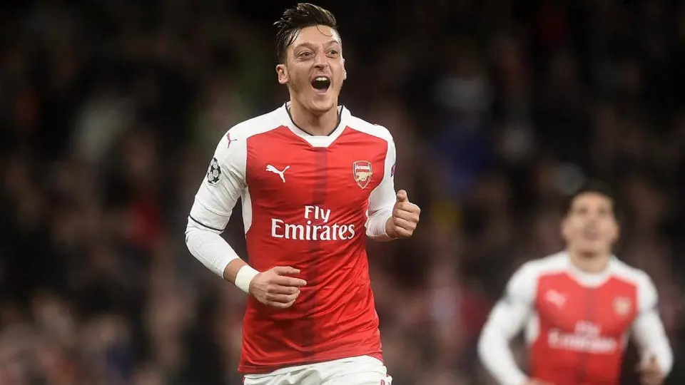 Mesut Özil regresó a las canchas tras un mes de ausencia con el Arsenal