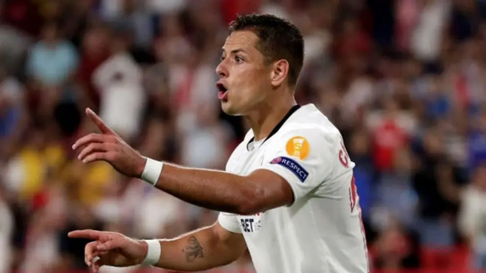Chicharito, baja de la convocatoria de Sevilla para enfrentar a Mallorca