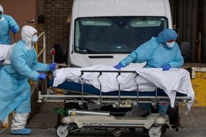 EE. UU. adelantará graduación de estudiantes de medicina para combatir el coronavirus