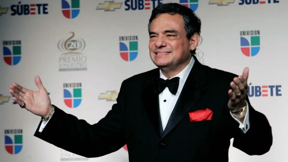 Maestro del IPN rindió homenaje a José José en su salón de clases