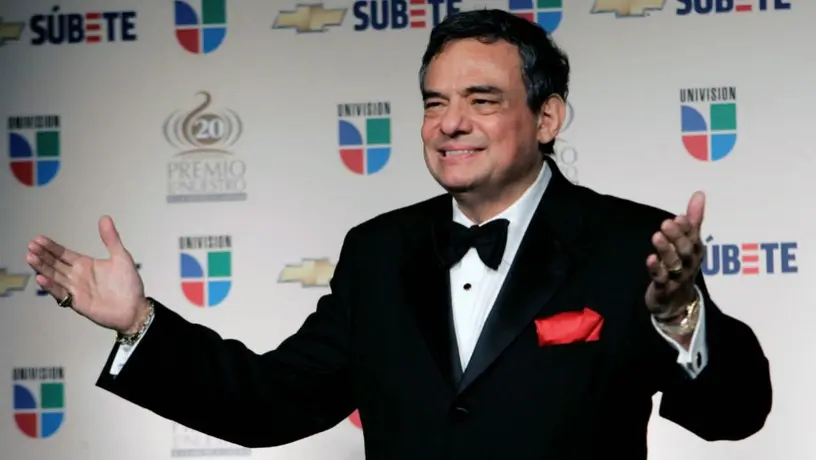 Maestro del IPN rindió homenaje a José José en su salón de clases