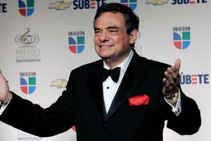 Maestro del IPN rindió homenaje a José José en su salón de clases