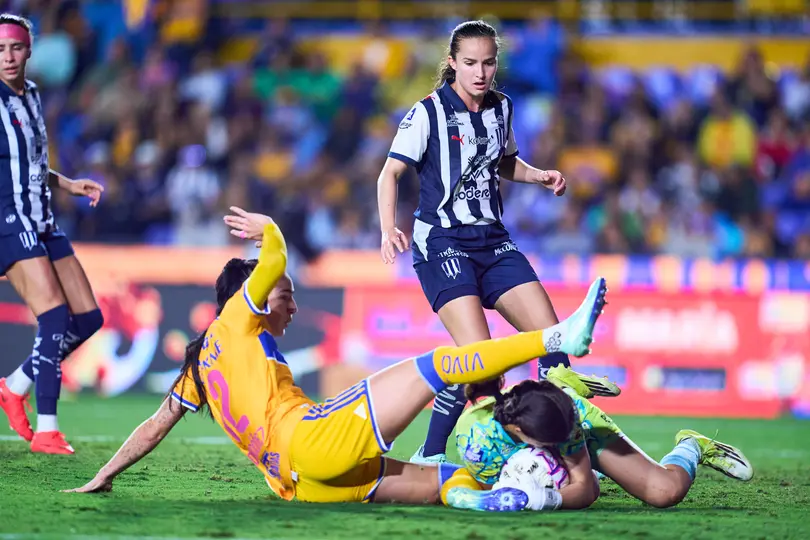 Diana Ordoñez intentando marcar en el Clásico Regio AP26 l MEXSPORT