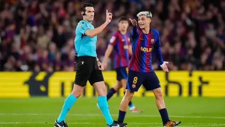Árbitro del Clásico desata polémica: saludó al Barcelona e ignoró al Real Madrid