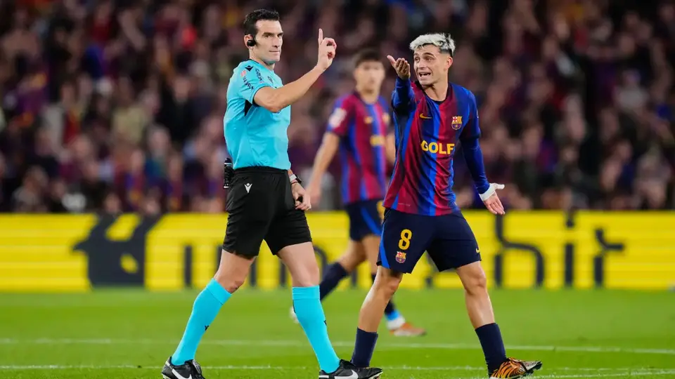 Árbitro del Clásico desata polémica: saludó al Barcelona e ignoró al Real Madrid