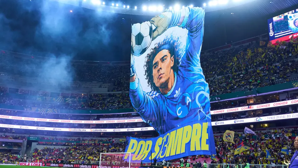 Afición del América presenta tifo en homenaje a Guillermo Ochoa en el Estadio Banorte | MexSport