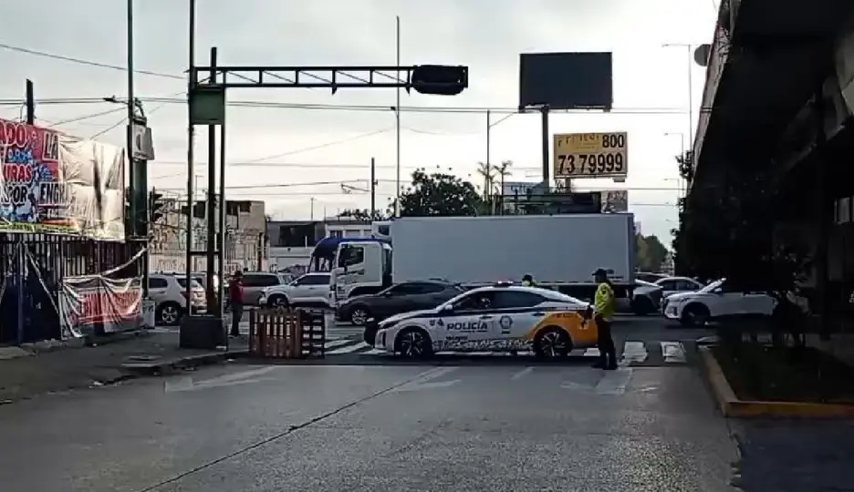 La protesta frente al Hospital La Raza afectó carriles centrales y laterales / @OVIALCDMX