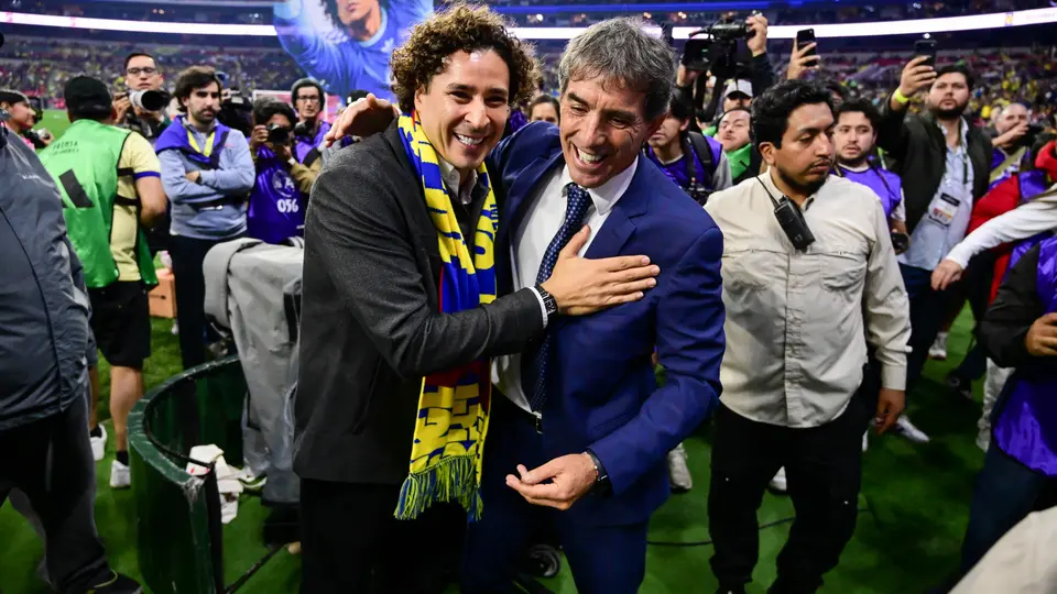 Guillermo Almada y Memo Ochoa antes del duelo ante Pachuca | Imago7