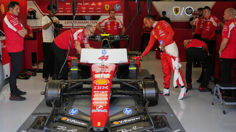 Lewis Hamilton en el garage de Ferrari en la Temporada 2026 de la Fórmula 1 | AP