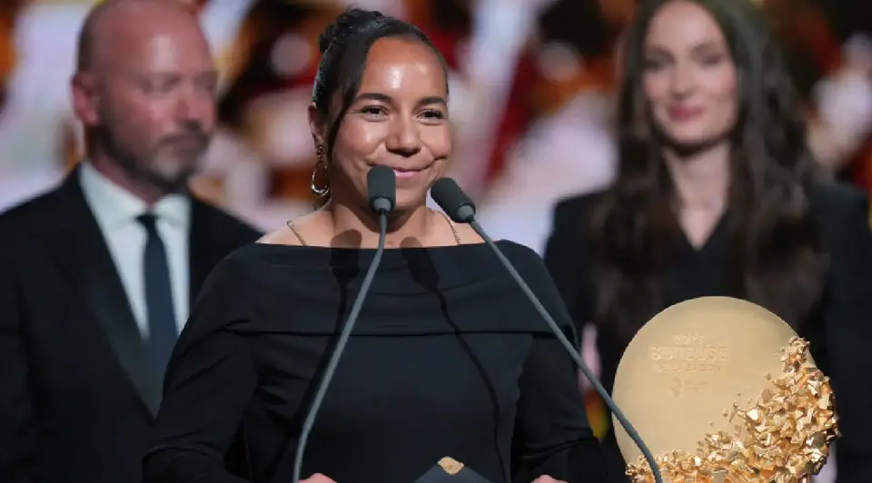 Charlyn Corral en la ceremonia del Balón de Oro, con el premio a mejor delantera | AP