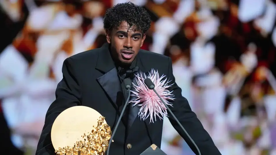 Lamine Yamal gana el Trofeo Kopa a mejor jugador joven; dice que debió haber sido para Cubarsí