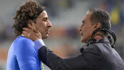 Adolfo Ríos sorprende con su visita al homenaje de Guillermo Ochoa con el América