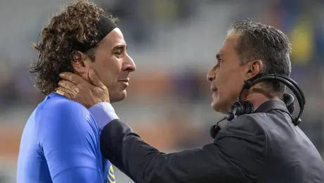 Adolfo Ríos sorprende con su visita al homenaje de Guillermo Ochoa con el América