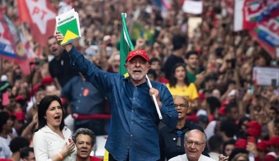 Brasil vivió una segunda vuelta marcada por la polarización política y una ajustada diferencia de votos / @lulacariocarj
