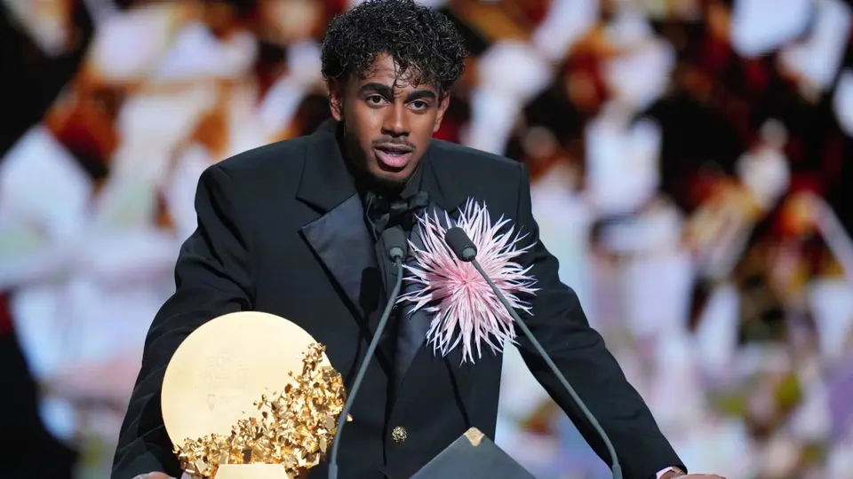 Lamine Yamal recibe su Trofeo Kopa, es el tercero que gana e impone un récord en la historia del galardón | AP