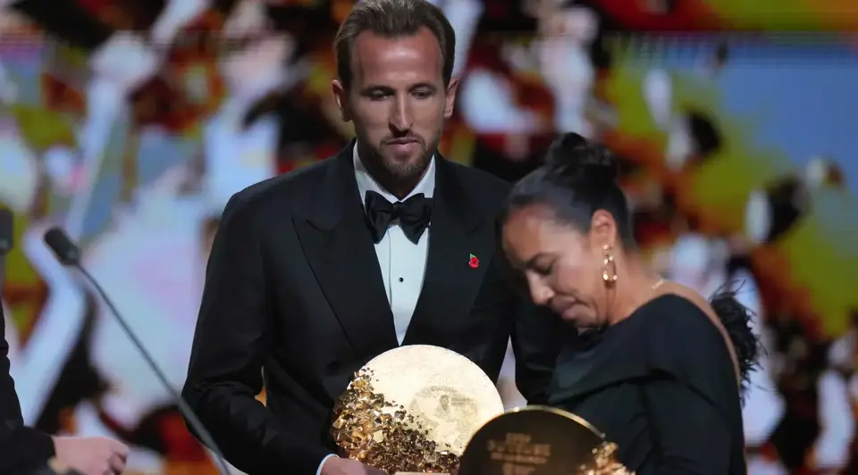 Charlyn Corral en la ceremonia del Balón de Oro, con el premio a mejor delantera | AP