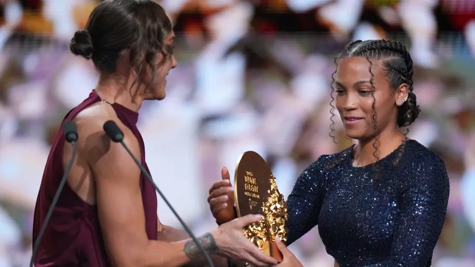 Vicky López recibe su Trofeo Kopa, es el segundo que logra la joven jugadora de Barcelona | AP
