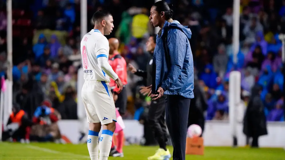 Joel Huiqui dialoga con Erik Lira en el duelo ante Querétaro | Imago7