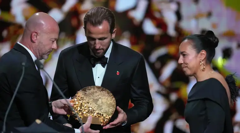 Charlyn Corral en la ceremonia del Balón de Oro, con el premio a mejor delantera | AP