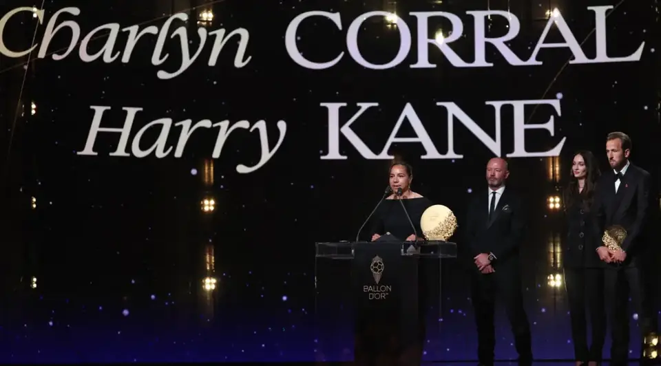 Harry Kane y Charlyn Corral, en la gala del Balón de Oro | AFP