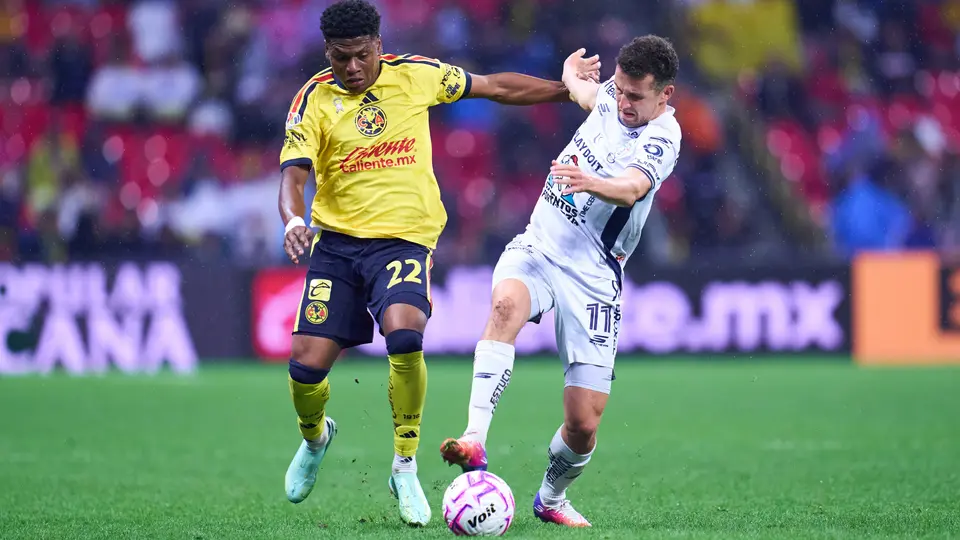 Óscar Perea y Oussama Idrissi pelean el balón en el campo | MexSport
