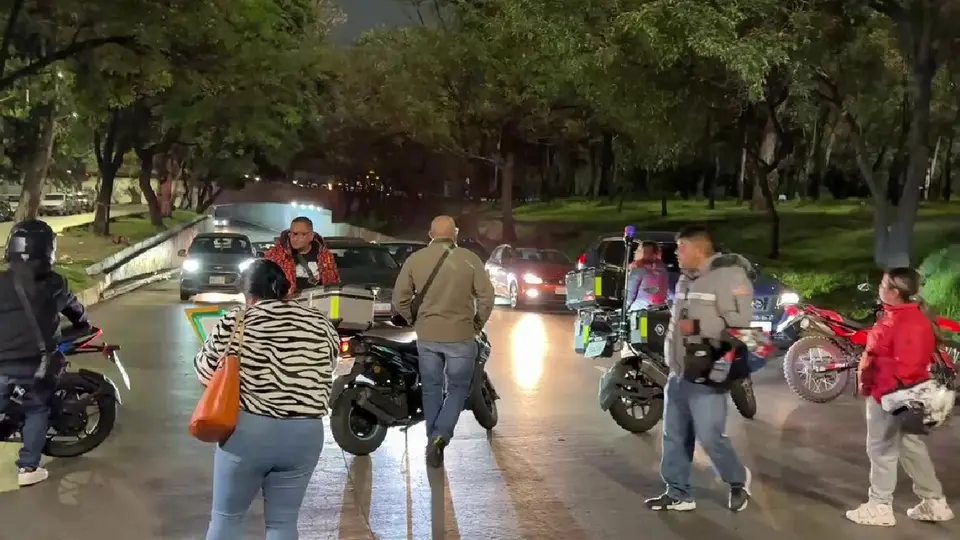 ¿Qué pasó en Circuito Interior? Familiares de un menor bloquean vialidad para exigir atención médica