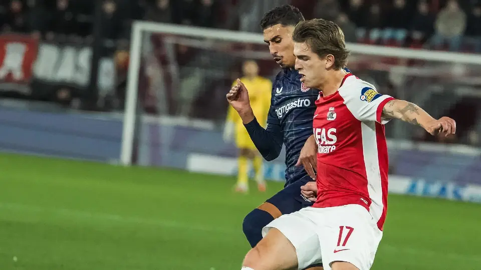 Mateo Chávez y AZ Alkmaar sufren dolorosa derrota ante Twente con un hombre menos