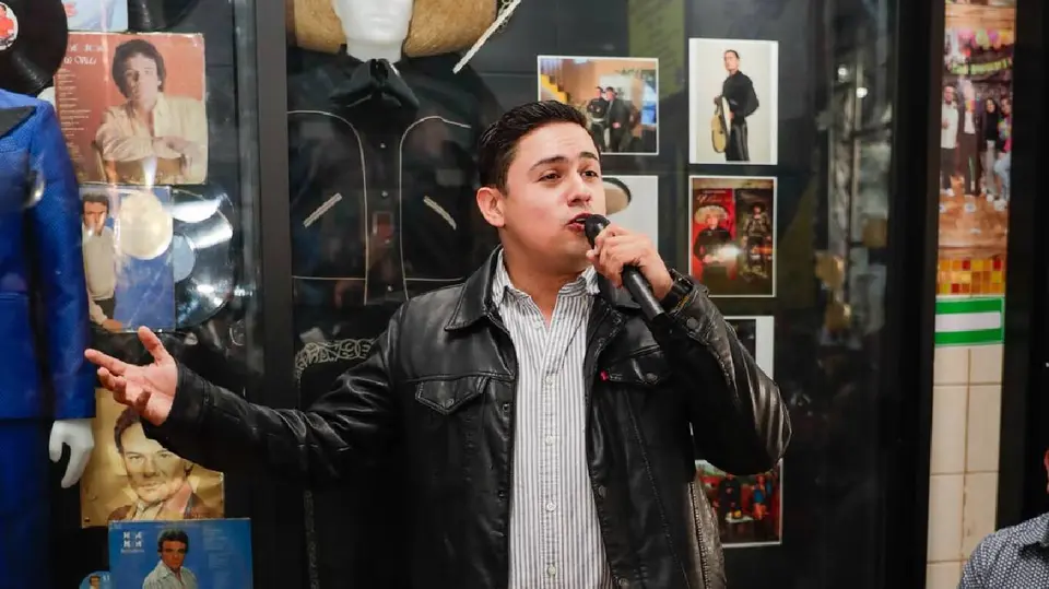 Adrián Bedolla prepara la develación de su vestuario como parte de un nuevo reconocimiento a su carrera artística./ Georgina Sánchez