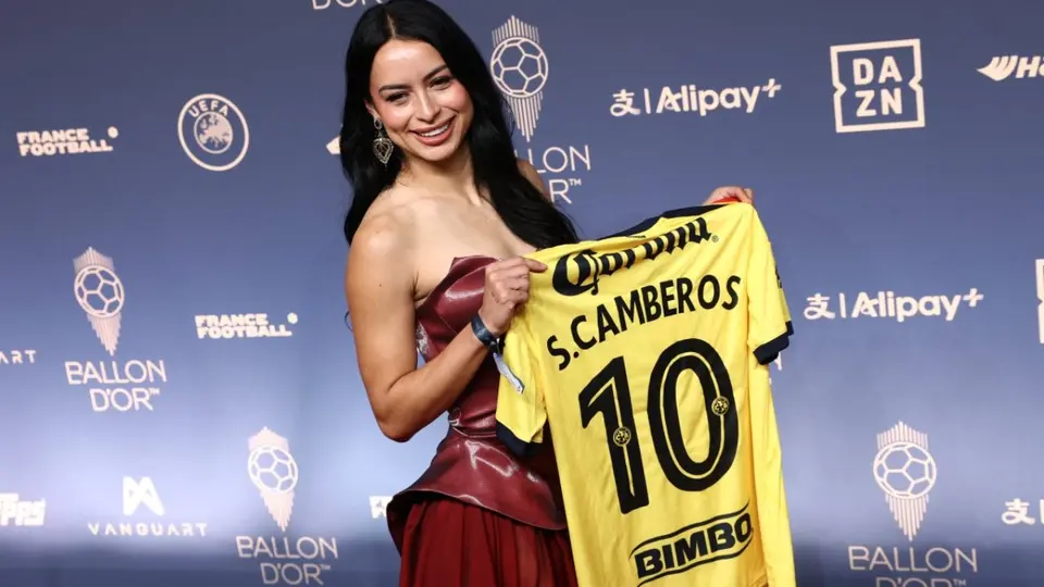 Scarlett Camberos en la gala del Balón de Oro con su playera de América | AFP
