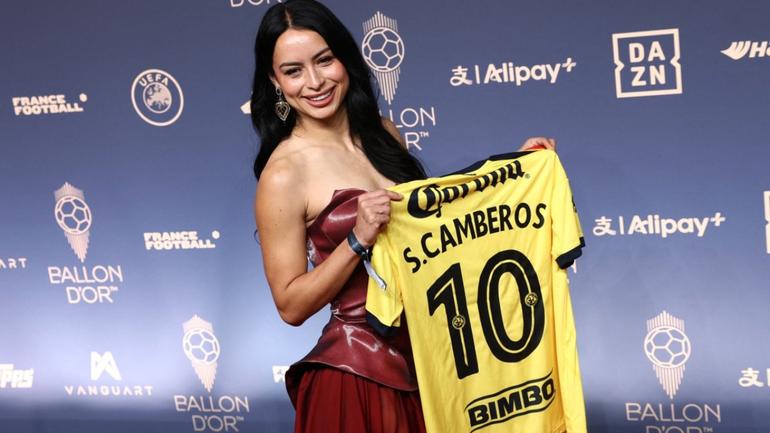 Scarlett Camberos en la gala del Balón de Oro con su playera de América | AFP