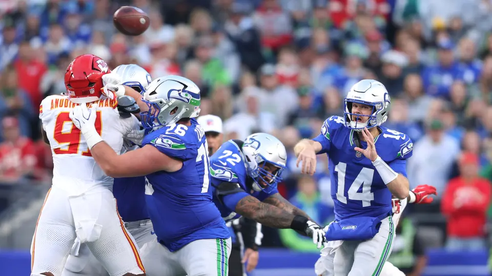Sam Darnold hace un envío ante la defensa de Chiefs | AP