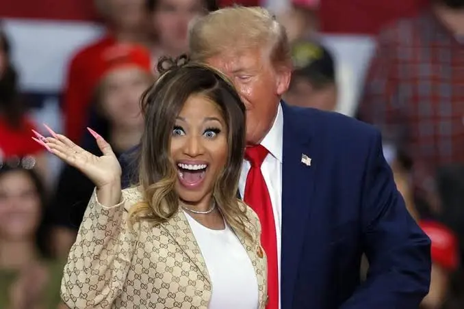 Nicki Minaj se levantó y saludó al público después del comentario del presidente, en un momento que quedó grabado en video./Especial