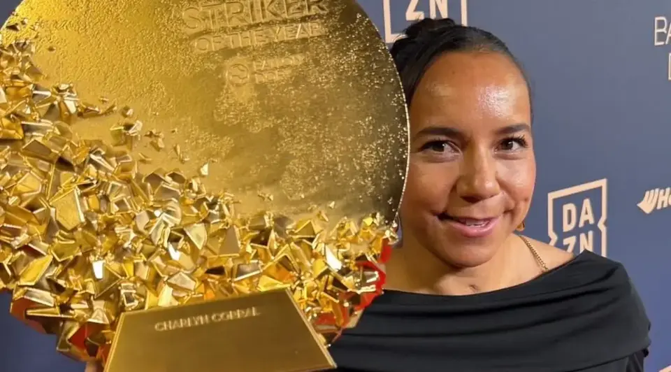 Charlyn Corral y su premio a mejor delantera del mundo | @TuzosFemenil