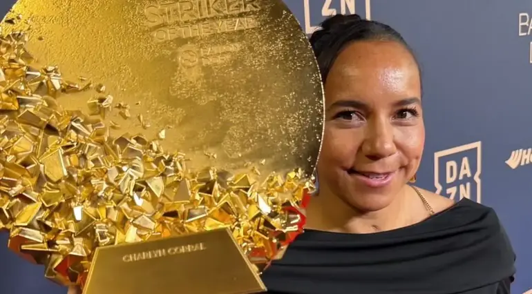 Charlyn Corral y su premio a mejor delantera del mundo | @TuzosFemenil