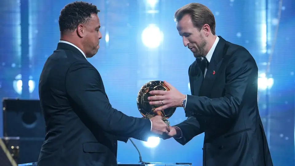 Ronaldo entrega a Harry Kane el Balón de Oro | AP