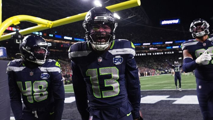 Ernest Jones en celebración con los Seattle Seahawks