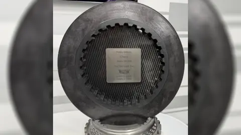 Así fue el disco que Cadillac le obsequió a Checo Pérez