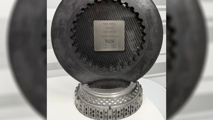 Así fue el disco que Cadillac le obsequió a Checo Pérez