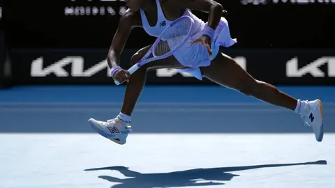 Coco Gauff desquitó su ira contra su raqueta | AP