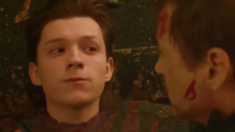 La frase de Spiderman diciendo “No me quiero ir, señor Stark”, es con la voz de Alexis Ortega/Marvel