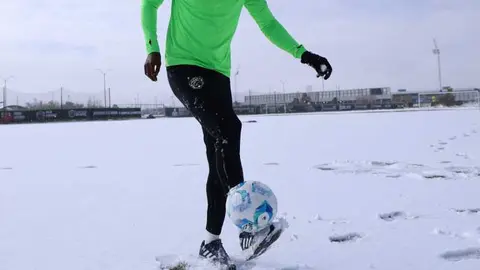 Juárez entrenó bajo la nieve | X @fcjuarezoficial