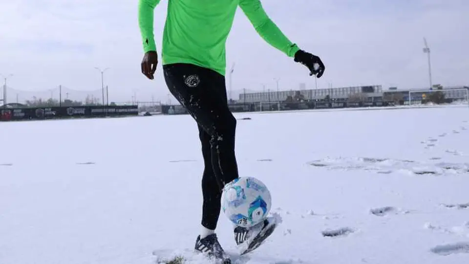 Juárez entrenó bajo la nieve | X @fcjuarezoficial
