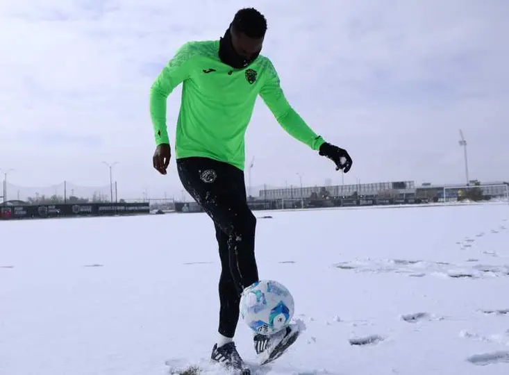 Juárez entrenó bajo la nieve | X @fcjuarezoficial