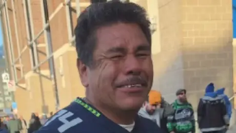 ¡Emoción a flor de piel! Aficionado de los Seahawks se conmueve hasta las lágrimas al ir al estadio