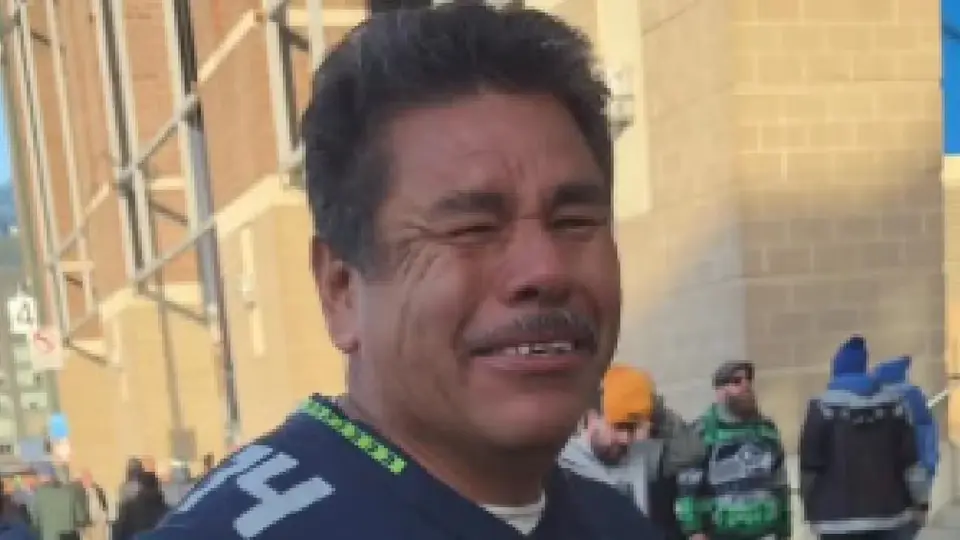 ¡Emoción a flor de piel! Aficionado de los Seahawks se conmueve hasta las lágrimas al ir al estadio