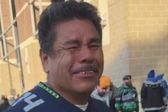Aficionado de los Seahawks se conmueve hasta las lágrimas al ir al estadio