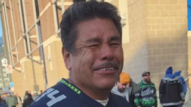 Aficionado de los Seahawks se conmueve hasta las lágrimas al ir al estadio