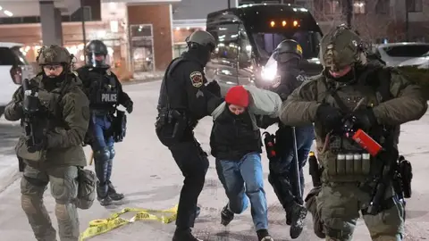 Los agentes del ICE han sido señalados de detenciones violentas y asesinatos/AP