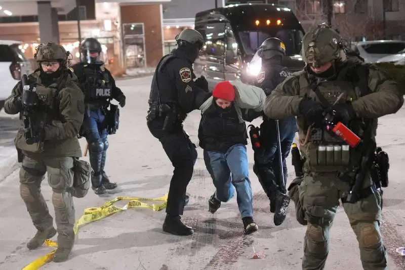 Los agentes del ICE han sido señalados de detenciones violentas y asesinatos/AP
